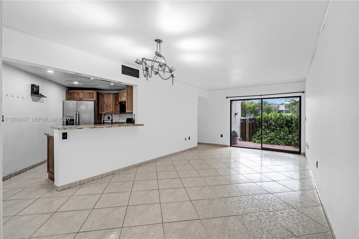 Foto del edificio - 9421 Fontainebleau Blvd