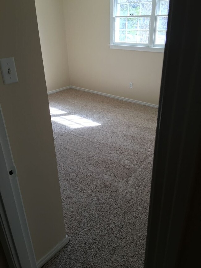 Building Photo - 3 bed 1 bath for rent