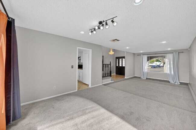 Foto del edificio - 389 Summer Creek Ct