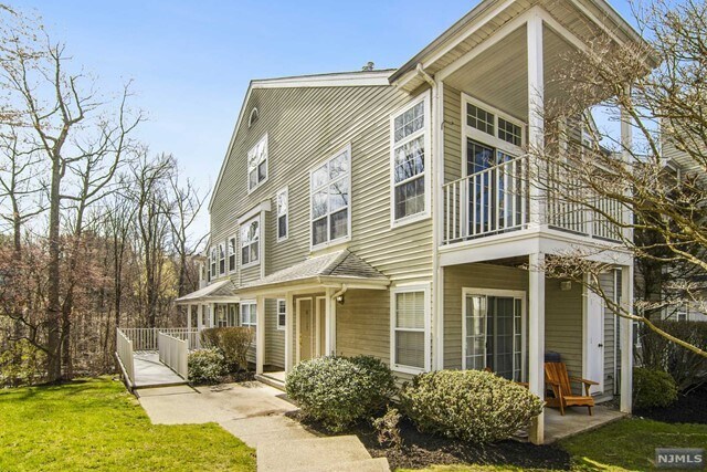 Primary Photo - 1125 Hyde Park Ct