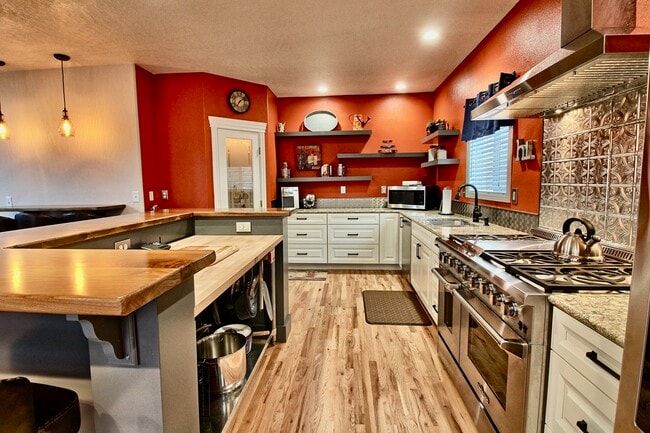 Kitchen - 528 E Knoll Dr
