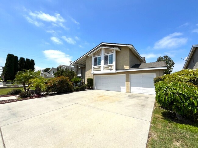 Building Photo - 4 bed, 3 bath located in Anaheim!