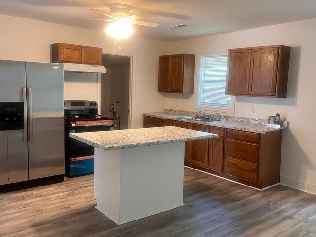 Foto del edificio - Three Bedroom Two Bathroom House