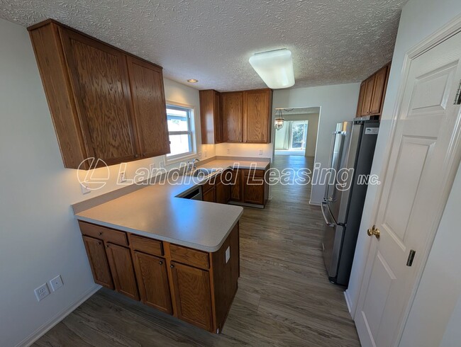 Foto del edificio - Well-Maintained Ranch in Pin Oak Preserve with Fireplace & Den