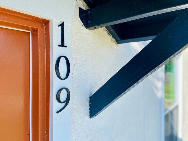 Building Photo - First Floor 2 Bed, 1 Bath Duplex in Eustis!