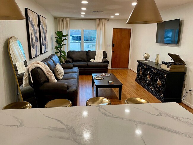 Building Photo - 4814 Holloway Dr