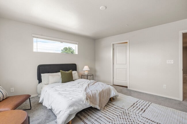 Building Photo - Available Now - Newer end unit townhome: 3...