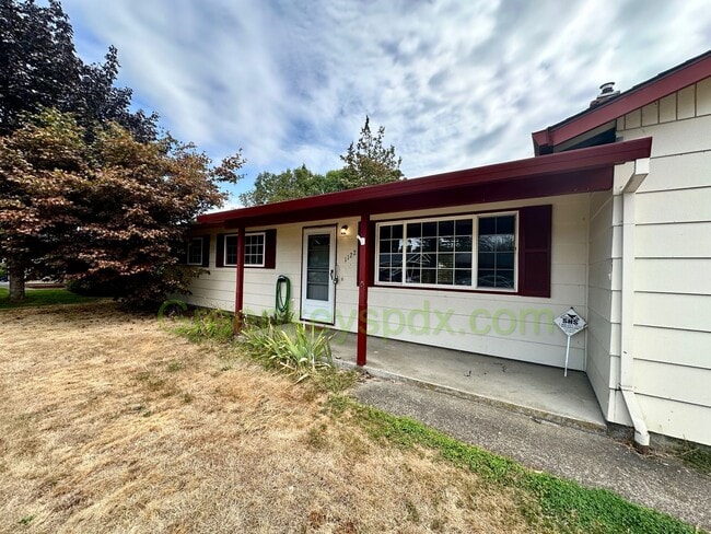 Foto del edificio - 3-Bedroom House on Large Lot in North Cent...