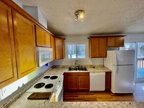 Building Photo - 601 W Lake View Ave