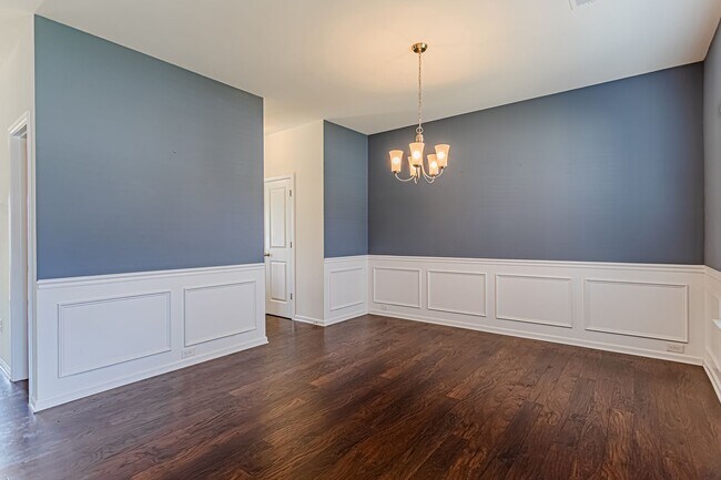 Building Photo - 4 Bedroom 2.5 Bathroom Home in Convenient ...
