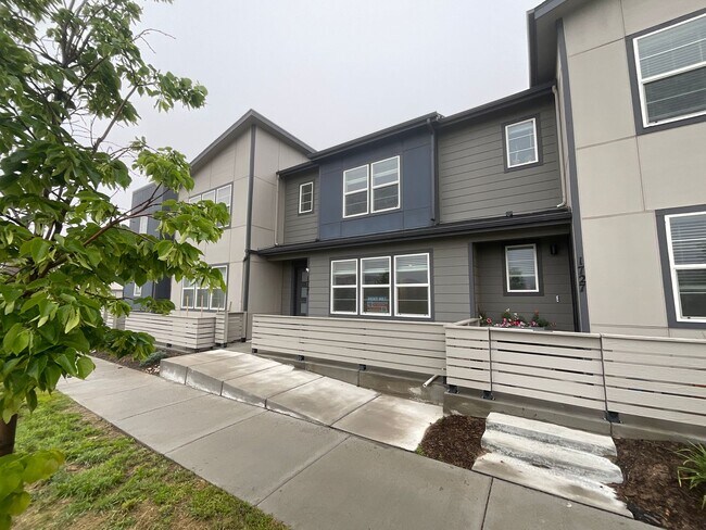 Building Photo - 3 Bedroom Townhome Available Near Voyager ...