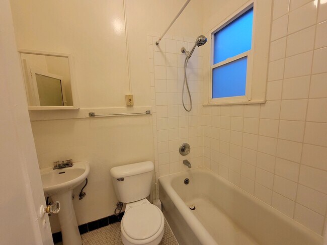 Bathroom - 615 Leavenworth St