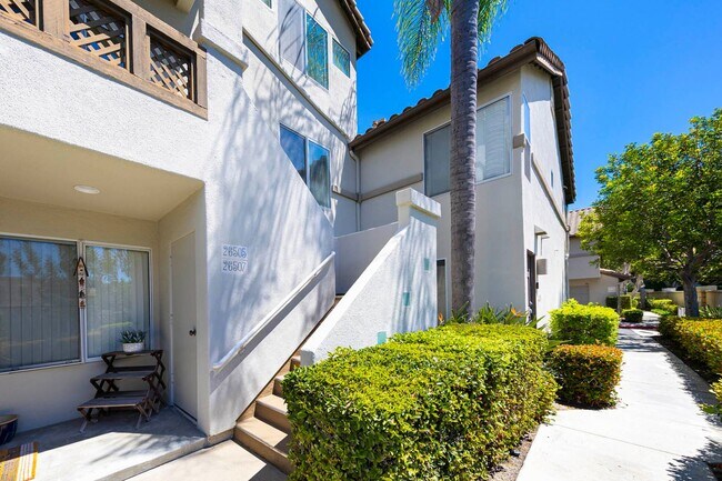 Foto del edificio - Spacious End-Unit Townhome in the Charming...