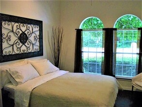 Building Photo - 435 N Rivershire Dr