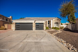 Building Photo - 4430 E Graythorn St