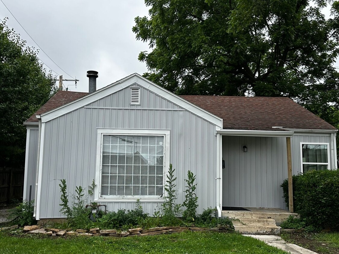 Primary Photo - Cute 2 bedroom bungalow next to MSU