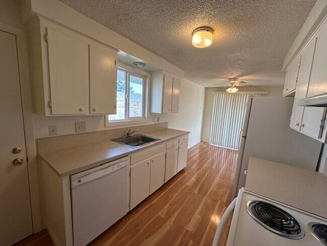 Building Photo - Nice 2 bedroom unit of a duplex with a car...