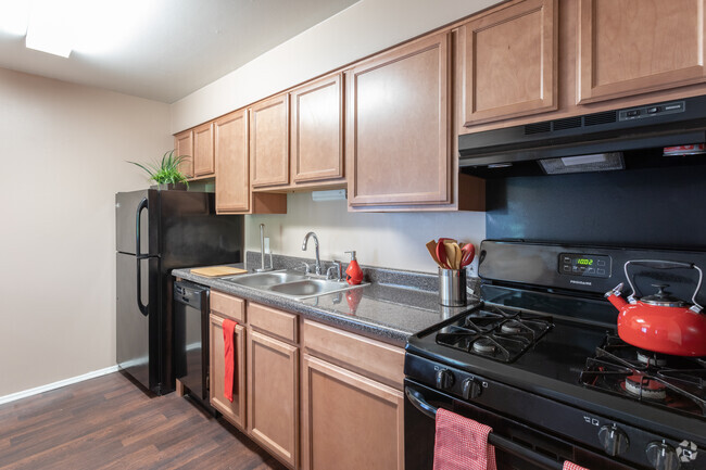 2BR, 1BA - 825 SF - Signal Hill Apartments