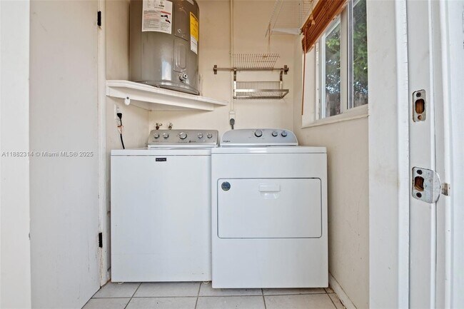 Building Photo - 2433 NW 9th Terrace