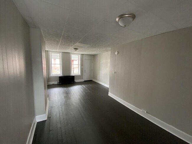 Building Photo - 909 W Poplar St