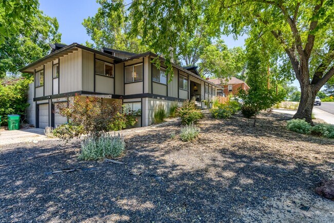Building Photo - Renovated Mid Century Modern Home in the D...