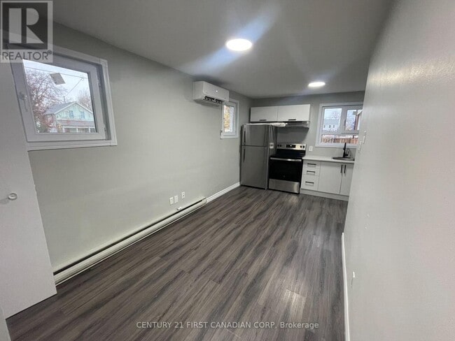 Building Photo - 292 Simcoe St