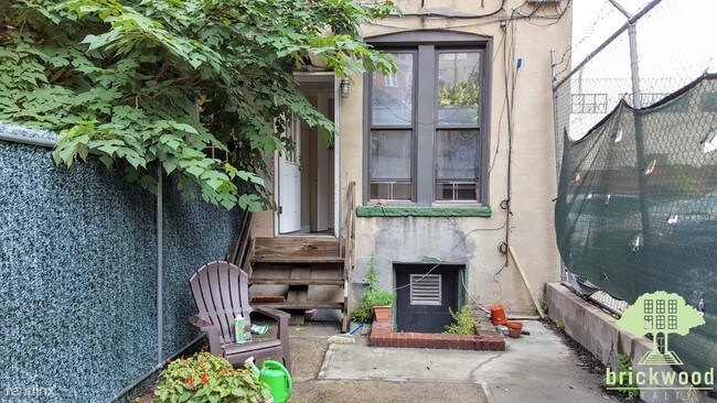 Building Photo - 890 Bergen St
