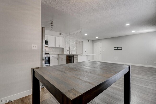 Foto del edificio - 7905 Idledale Ct