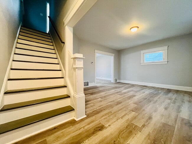 Building Photo - Beautiful 4 bed 1 1/2 bath single