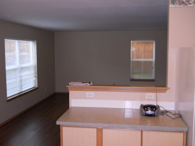 Building Photo - Large Puyallup rental 4 bedroom