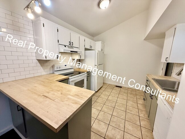 Foto del edificio - Spacious 5-Bedroom Townhome