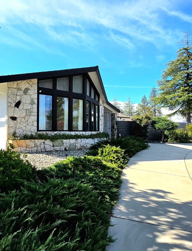 Building Photo - LUXURIOUS FURNISHED HOME
