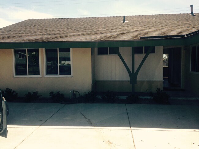 Building Photo - 3324 Via Dona