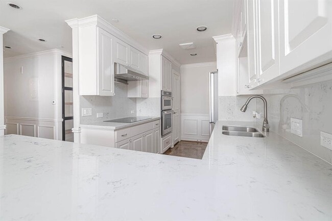 Building Photo - 5100 San Felipe St
