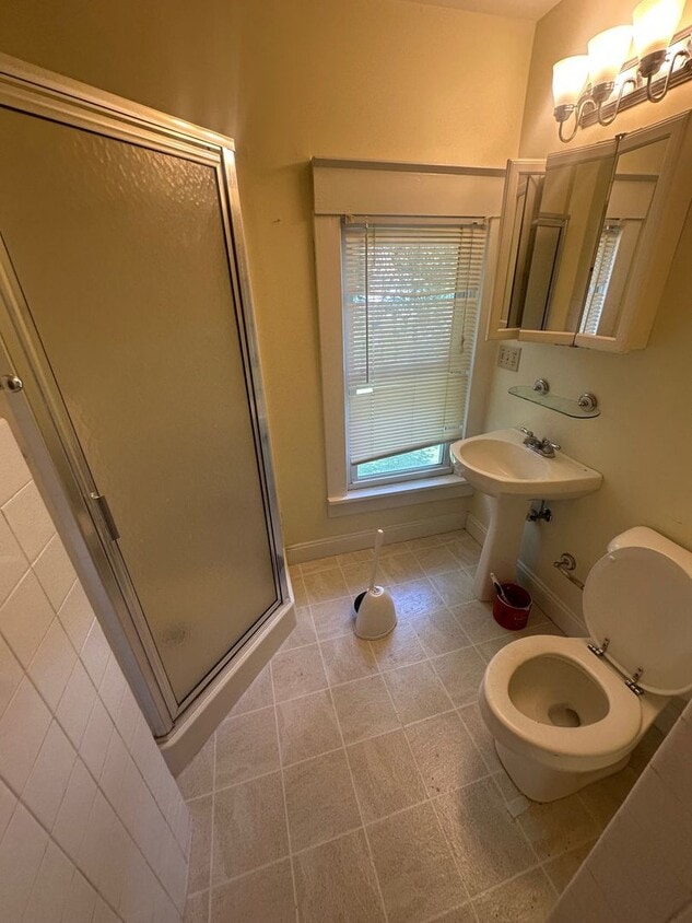 Building Photo - 608 W Columbia Ave