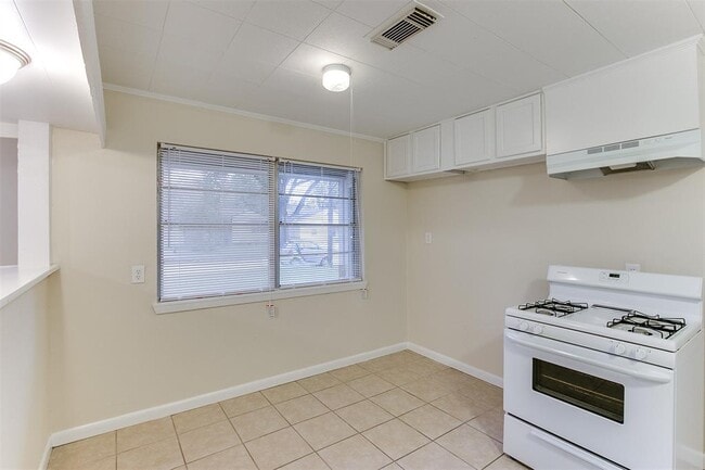 Building Photo - 2406 Pomona Dr