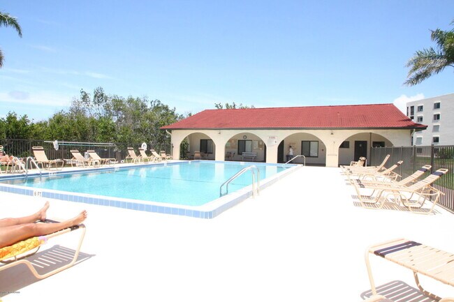 Foto del edificio - 5805 N Banana River Blvd
