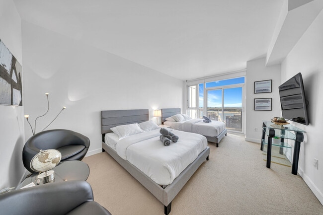 Building Photo - 10 Capreol Ct