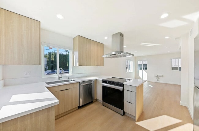 Building Photo - 954 San Vicente Blvd