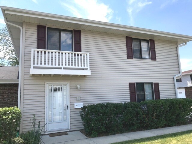 Primary Photo - 101 Tonset Ct