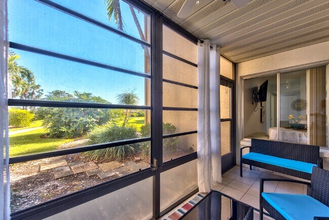 Foto del edificio - Condo just 10 minutes from Downtown Naples and the beaches!