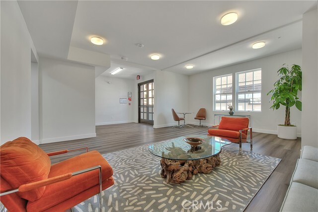 Foto del edificio - 501 W Foothill Blvd