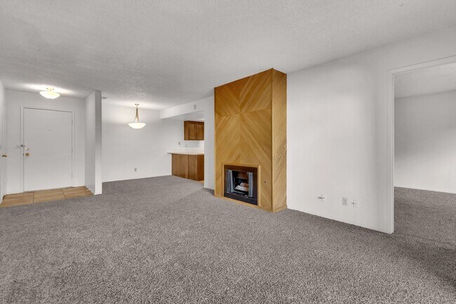 Foto del edificio - 2bed, 2bath condo with W/D, Balsony and river access