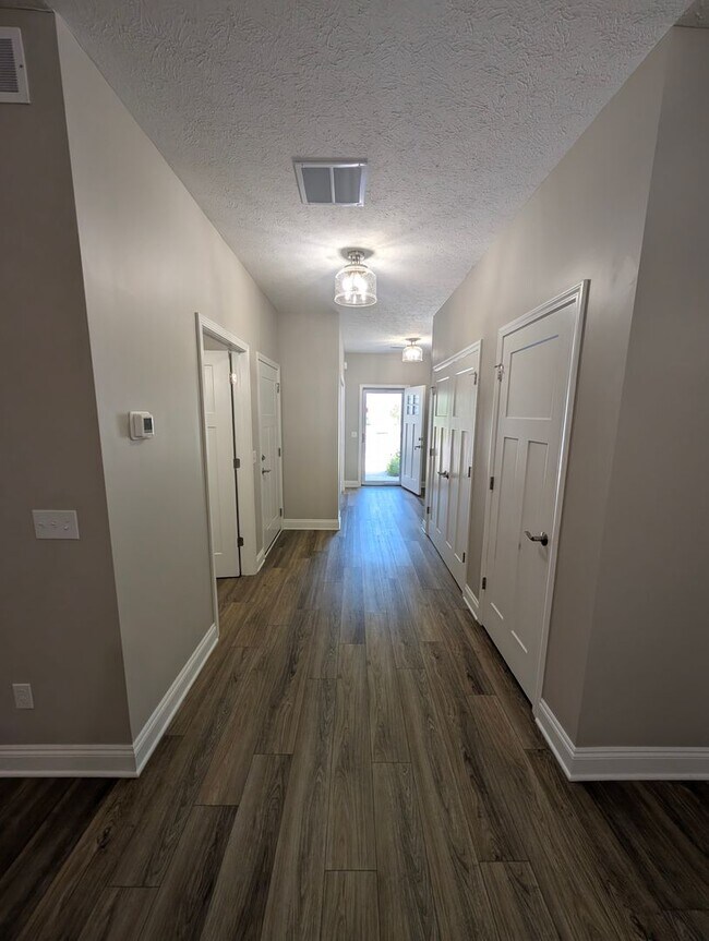 Building Photo - 2 Bedroom Ranch Treadway Ponds