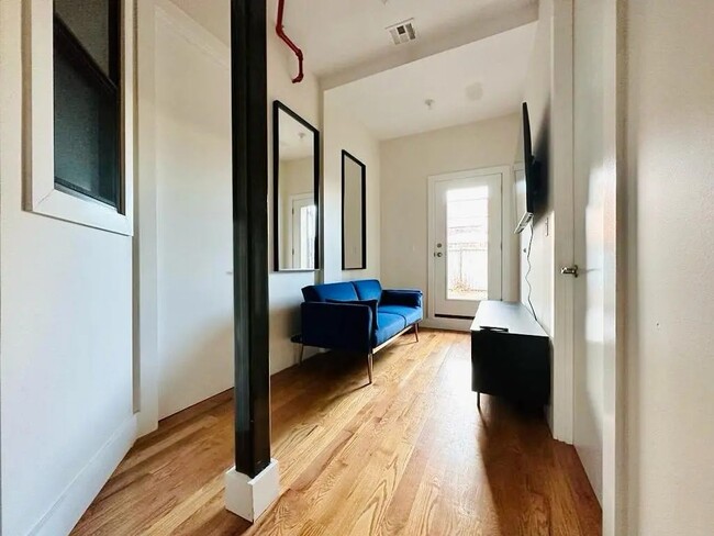 Foto del edificio - Furnished room/NOT APARTMENT