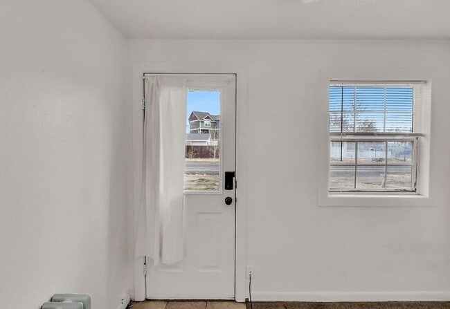 Building Photo - Bright Downtown Studio Apartment