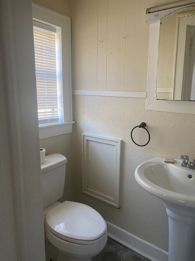 Building Photo - 3/1.5 Kilgore ISD Fenced Yard Pet Friendly
