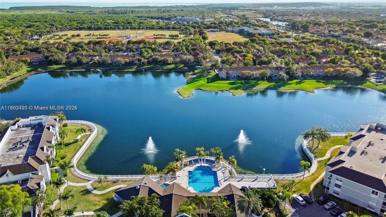Foto principal - 8670 SW 212th St