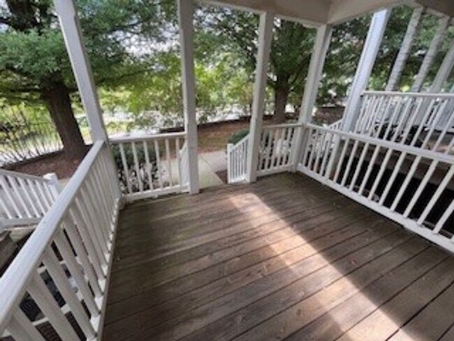 Building Photo - Spacious, Light-Filled Home Minutes from C...