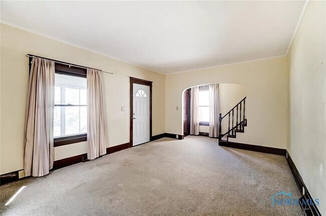 Building Photo - 927 Ogden Ave